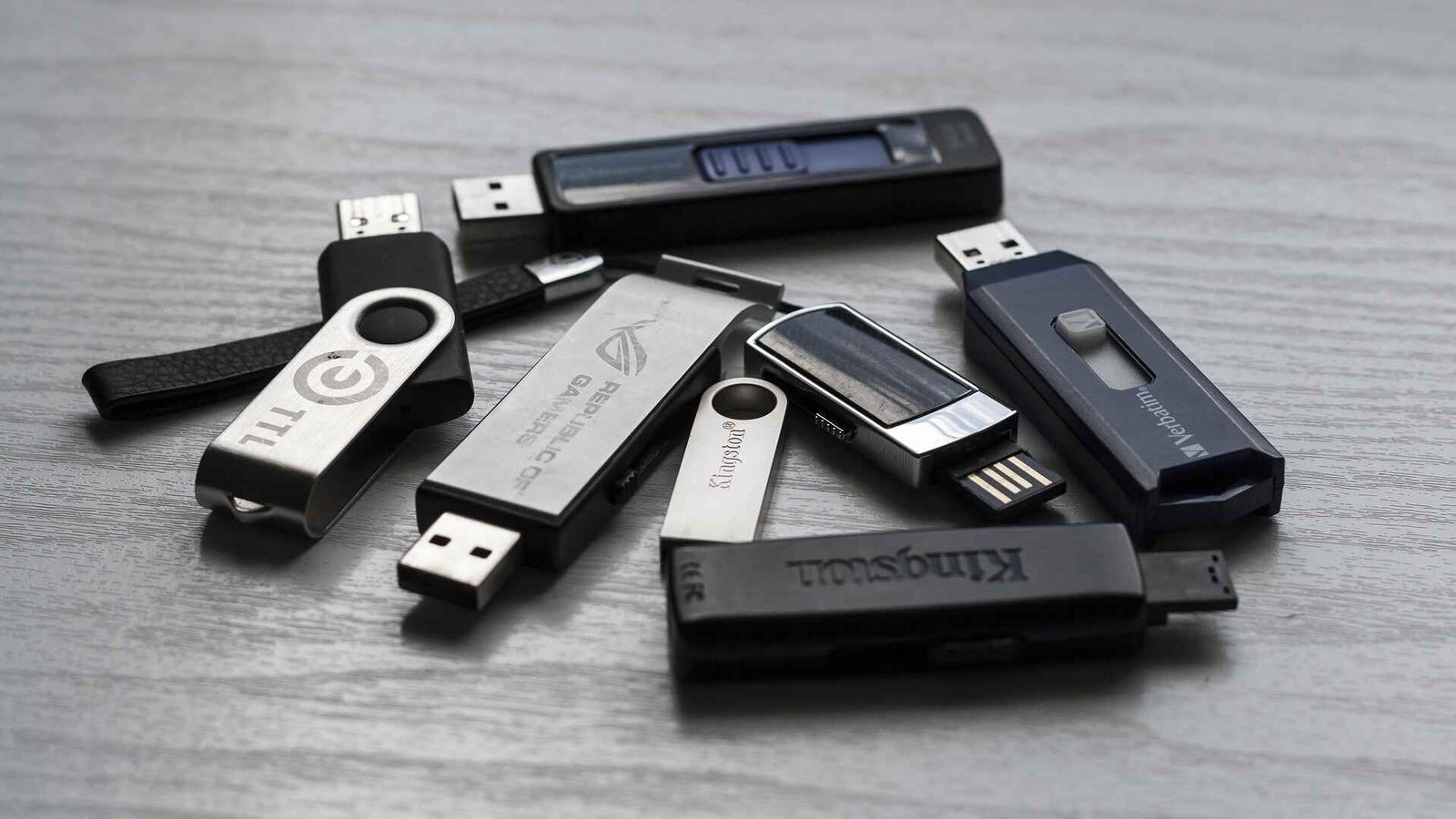 A selection of USB devices, especially USB sticks.