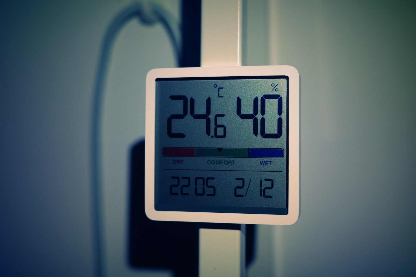 A digital thermometer showing a warm room temperature and 40% humidity.