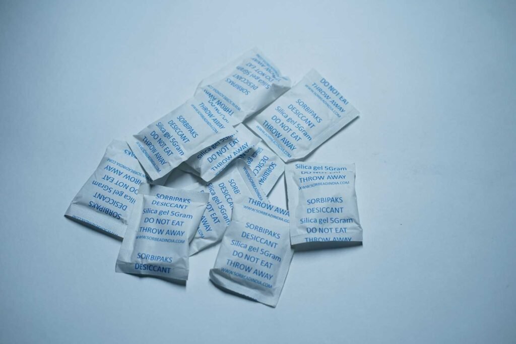 Multiple packs of silica gel on top of each other.